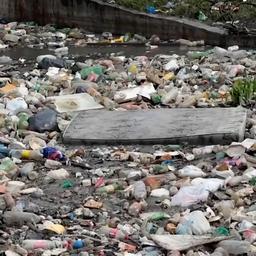 Video | Brazilianen kampen met drijvend afval na overstromingen