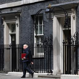 Britse premier Johnson weigert op te stappen ondanks hevige partijkritiek