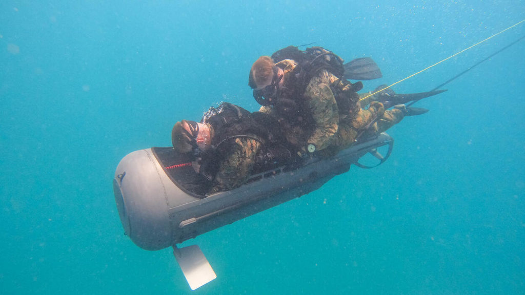 Nederlandse en Amerikaanse mariniers duiken met onderwaterscooter 