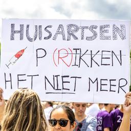 Duizenden huisartsen protesteren op Malieveld, politie in actie bij Binnenhof