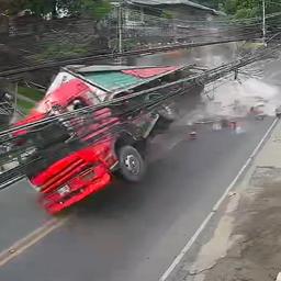 Video | Filipijnse weg bezaaid met kratten bier na kantelen vrachtwagen
