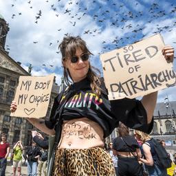 In beeld | Honderden betogers op de Dam spreken zich uit voor abortusrecht