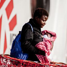 Hulporganisatie redt 71 vluchtelingen van zinkende boot, 8 kinderen vermist