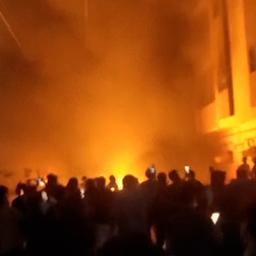 Video | Libiërs bestormen parlementsgebouw en stichten brand