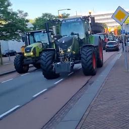 Politie en marechaussee grijpen maandag in als tractoren wegen rond Schiphol blokkeren