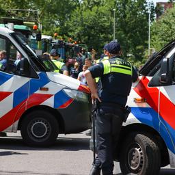 Protest bij politiebureau in Leeuwarden waar beschoten boerenzoon vastzit