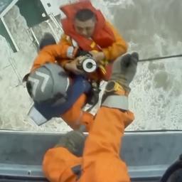 Video | Reddingswerkers halen mensen van zinkend schip bij Hongkong