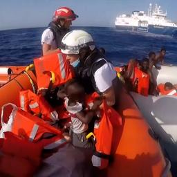 Video | Vluchtelingen gered uit zinkende boot in Middellandse Zee