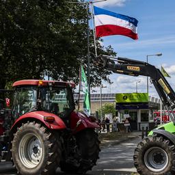Video | Waarom de protesterende boeren de vlag op z’n kop houden
