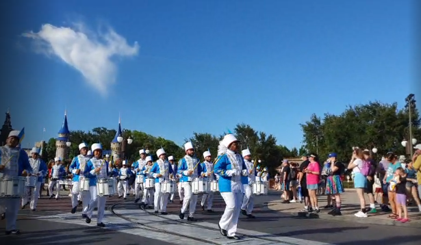 Arubaanse brassband loopt mee bij parade Disneyland