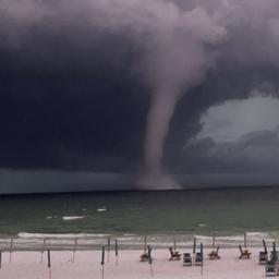 Video | Amerikaan filmt grote waterhoos voor kust van Florida