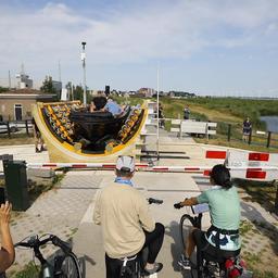 Video | Deze nieuwe lift tilt boten over een dijk naar het Eemmeer