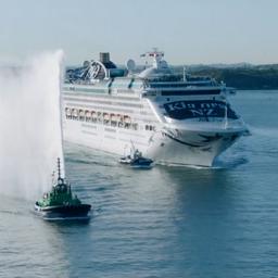 Video | Drone filmt hoe Nieuw-Zeeland eerste cruiseschip sinds corona onthaalt