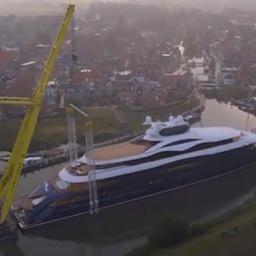 Video | Dronebeelden tonen 118 meter lang jachtschip in Friesland