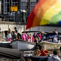 Video | Eerste boten van Canal Parade varen door de Amsterdamse grachten