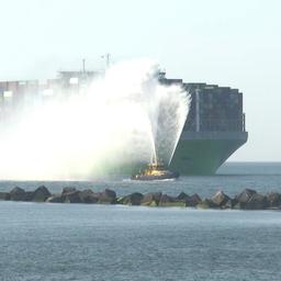 Video | Grootste containerschip ter wereld vaart Rotterdamse haven binnen