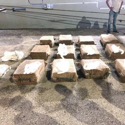 Kustwacht onderschept bijna 2.900 kilo drugs bij Bonaire, acht aanhoudingen