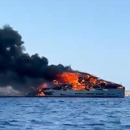 Video | Miljoenenjacht gaat in vlammen op voor Spaanse kust
