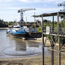 Rijn bereikt laagste waterstand ooit op plek waar rivier Nederland binnenkomt