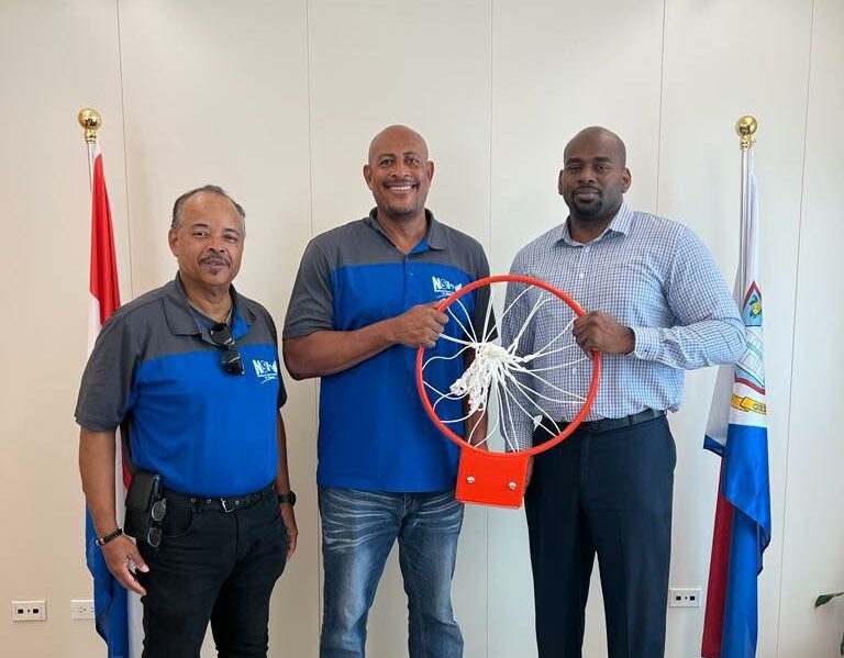 Minister Ottley doneert basketbalnetten aan sportcentrum Sint Maarten