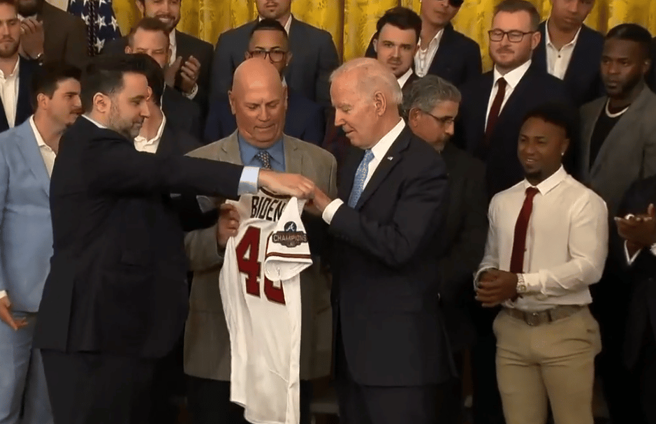 Ozzie Albies bezoekt Amerikaanse president Joe Biden met Atlanta Braves