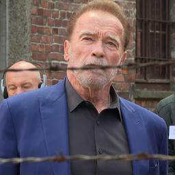 Video | Arnold Schwarzenegger bezoekt voormalig concentratiekamp Auschwitz