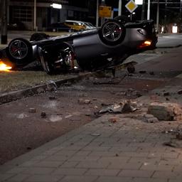 Video | Auto belandt op zijn kop na botsing met muur in Arnhem