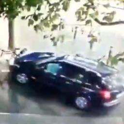 Video | Automobilist ramt boom na politieachtervolging in Tilburg