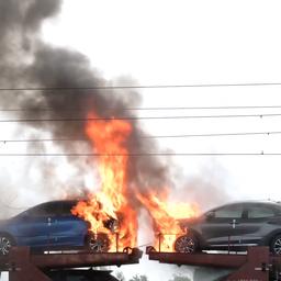 Video | Auto’s op goederentrein in brand bij Etten-Leur