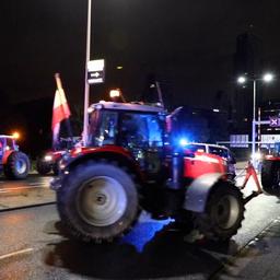 Video | Bekijk hoe tientallen boeren met trekkers op weg zijn naar Den Haag