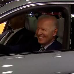 Video | Biden rijdt in elektrische SUV tijdens bezoek aan autobeurs