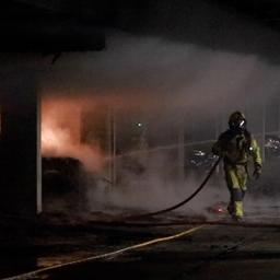 Video | Brandweer blust drie brandende auto’s onder woongebouw in Den Haag