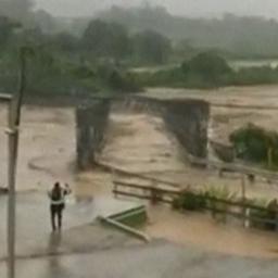 Video | Brug op Puerto Rico wordt meegesleurd tijdens orkaan