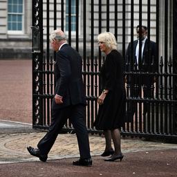 Liveblog | Charles bij Buckingham Palace onthaald door juichende menigte