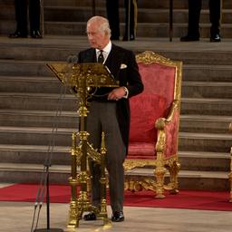 Video | Charles spreekt parlement voor het eerst toe als koning