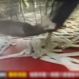 Video | Dak Taiwanese gymzaal stort in door aardbeving