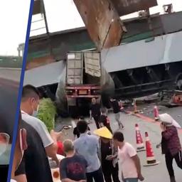 Video | Deel van brug in China stort in elkaar