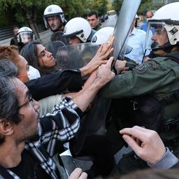 Video | Demonstranten botsen met politie voor Iraanse ambassade in Athene