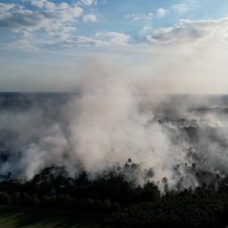 Video | Drone filmt grote rookwolken bij natuurbrand in de Peel