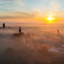 Video | Drone filmt in mist gehuld Fries dorp bij zonsopkomst
