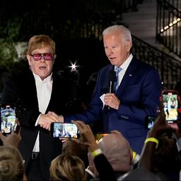 Video | Elton John krijgt van Biden hoge onderscheiding