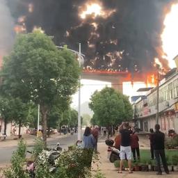 Video | Enorme brand op Chinese snelweg na botsing met tankwagen