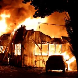 Video | Grote brand verwoest twee dierenwinkels in Nieuw-Vennep