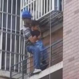 Video | Heldhaftige elektricien redt peuter van balkon in China