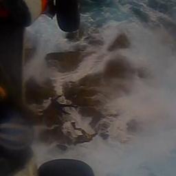 Video | Helikopterbeelden tonen hoe visser van rots wordt gered in VS