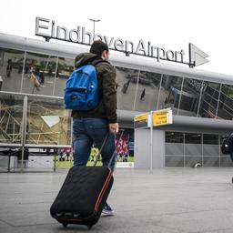 Inchecken op Eindhoven Airport uur lang onmogelijk door kapotte bagageband