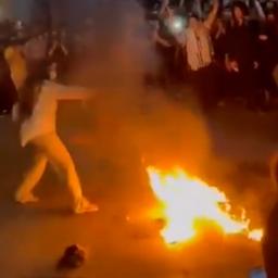 Video | Iraanse vrouwen verbranden hoofddoek bij aanhoudende protesten
