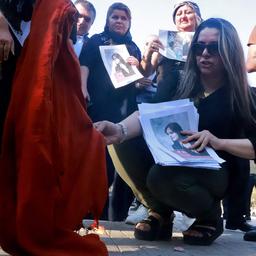 Iraanse vrouwen verbranden hoofddoek na dood Amini (22): dit is er aan de hand