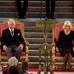 Video | Koning Charles komt aan in Westminster Hall voor condoleancedienst