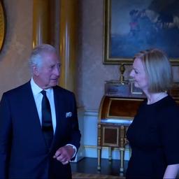 Video | Koning Charles ontmoet premier Truss in Buckingham Palace